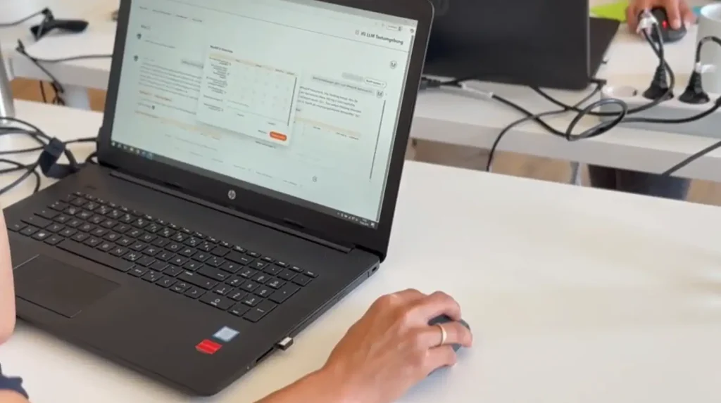 Laptop auf dem verschiedene Chatbot-Ergebnisse sowie ein zusätzliches Pop-Up zur Bewertung der Antworten drauf zu sehen sind.